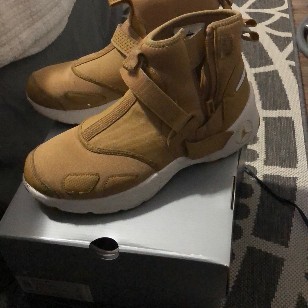 Jordan hi-top trunner